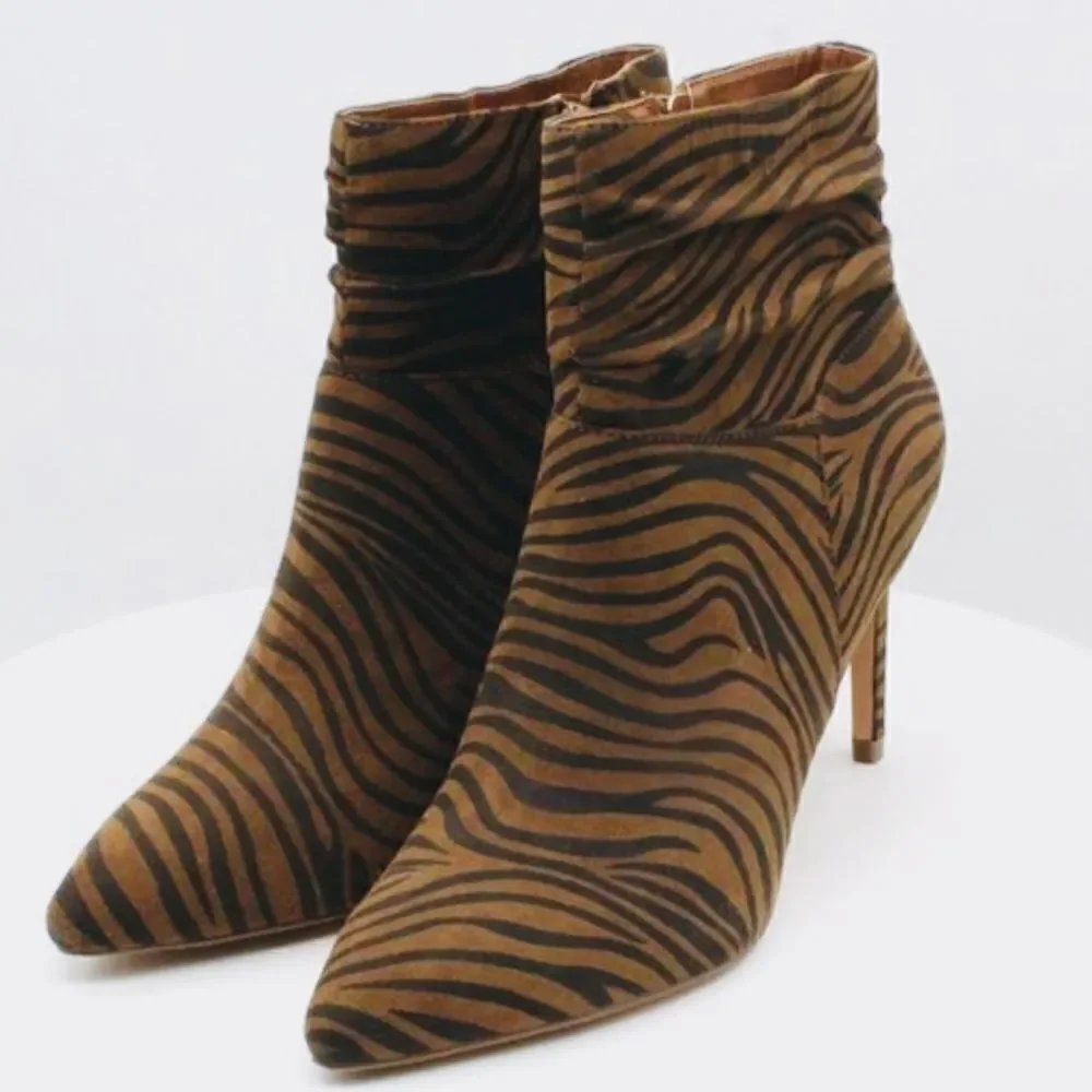 NWT XOXO Brown Black Zebra Print astillero Slouchy Pointed Toe Suede Ankle Boots